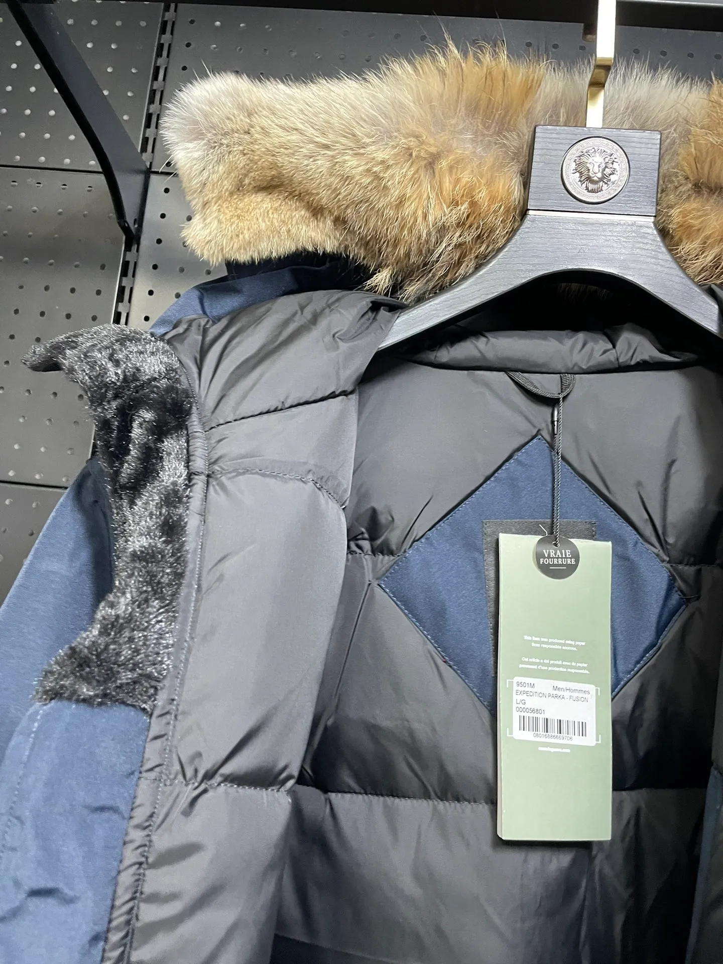 P1060 CANADA GOOES 🇨🇦ⒿⓅⓈ manufactures 10 models of snow curse men and women couples. Factory direct supply: supplying global purchasing agents, micro-business, entities, Tmall, high-end stalls and studio cooperation, free shipping! There are 10 types of Canada Goose Snow Mantra parkas for men and women, the Rolls-Royce of down jackets. ➖ Industry-leading anti-counterfeiting chip sensing. ➖ Imported Behringer embroidery machines and customized embroidery labels, the highest level and industry leading. ➖ Imported Korean 21-count polyester-cotton blended original fabric, TC85 waterproof coated fabric, water-repellent, windproof and wear-resistant. ➖ The new national standard 90 white duck down has an average down filling of 300 grams. The amount of down filling is industry-leading. ➖ 100% nylon lining with double double-layer sealing design to prevent velvet running, and seamless thread design on the cuffs! ➖ Yoshida YKK provides original factory-customized electroplated sliders. YKK two-way lockable zippers are tight and smooth and do not peel off paint. ➖ 3M composite Velcro is durable and the accessories and hardware are all custom-made. Note: Our copywriting is only simple and clear. Instead of bragging about the copywriting, it is better to compare and understand with samples. Only for the purest goose, the most dedicated, the most professional, the highest quality, the highest cost performance! SIZE:XS-XXL [with size chart]